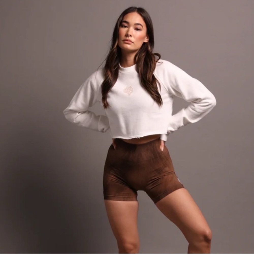 Darc sport White Long Sleeve Crop Top with Lion Graphic